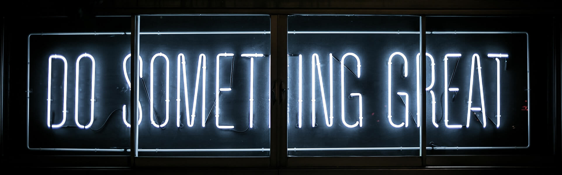 How to have a great sales conference - Do something great neon sign - Photo by Clark Tibbs on Unsplash