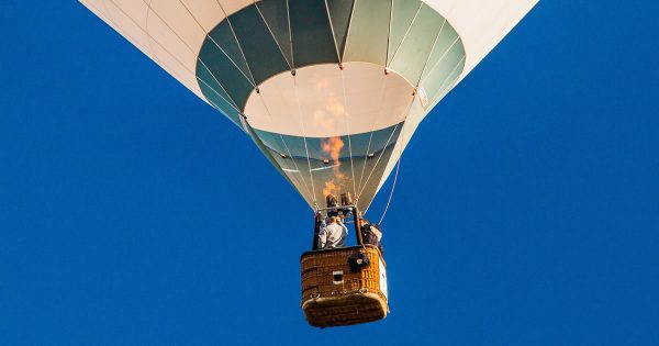Sales kick-off time: hot air balloon photo by Gaetano Cessati on Unsplash